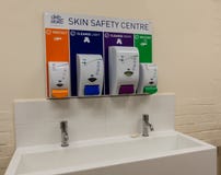 London, Südost,/Vereinigtes Königreich - 8. April 2019: Deb Stoko Skin Safety Centre in einer Arbeitswohlfahrtseinheit lizenzfreie stockfotografie London, Südost,/Vereinigtes Königreich - 8. April 2019: Deb Stoko Skin Safety Centre in einer Arbeitswohlfahrtseinheit lizenzfreie stockfotografie