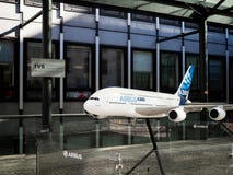 LONDON/UK - 15 AGOSTO: Modello di un aeroplano di Airbus 380 fuori immagine stock libera da diritti LONDON/UK - 15 AGOSTO: Modello di un aeroplano di Airbus 380 fuori immagine stock libera da diritti