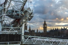 LONDON UK - 2016 04 05: Big Ben och den London ögonsolnedgången Royaltyfria Foton LONDON UK - 2016 04 05: Big Ben och den London ögonsolnedgången Royaltyfria Foton
