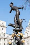 LONDON/UK - 18 DE FEBRERO: Estatua de bronce de la diosa Diana (Cl de EJ fotos de archivo LONDON/UK - 18 DE FEBRERO: Estatua de bronce de la diosa Diana (Cl de EJ fotos de archivo