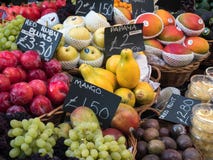 LONDON/UK - 24 DE FEVEREIRO: Fruto para a venda no mercado da cidade em Lo imagens de stock LONDON/UK - 24 DE FEVEREIRO: Fruto para a venda no mercado da cidade em Lo imagens de stock