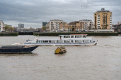 London UK - mars 05, 2019: Turist- fartyg på flodThemsen London England UK royaltyfria foton London UK - mars 05, 2019: Turist- fartyg på flodThemsen London England UK royaltyfria foton