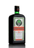 LONDON UK - NOVEMBER 03, 2017: Flaska av Jagermeister på vit Tysk digestif som göras med 56 örter och kryddor Arkivbilder LONDON UK - NOVEMBER 03, 2017: Flaska av Jagermeister på vit Tysk digestif som göras med 56 örter och kryddor Arkivbilder