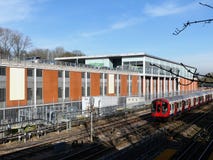 London-Untertagezug, der Waitrose-Supermarktspeicher in Rickmansworth führt lizenzfreies stockbild London-Untertagezug, der Waitrose-Supermarktspeicher in Rickmansworth führt lizenzfreies stockbild
