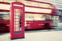 london Великобритания Красная переговорная будка и красный проходить шины Символы Англии стоковое фото rf london Великобритания Красная переговорная будка и красный проходить шины Символы Англии стоковое фото rf