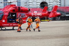 Londons Luft-Krankenwagen-Hubschrauberteam stockfotografie Londons Luft-Krankenwagen-Hubschrauberteam stockfotografie