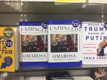 Londra Canada, il 17 agosto: lo scaffale di libro che visualizza il nuovo libro dal omarosa chiamato ha reso perplesso circa Dona fotografia stock Londra Canada, il 17 agosto: lo scaffale di libro che visualizza il nuovo libro dal omarosa chiamato ha reso perplesso circa Dona fotografia stock