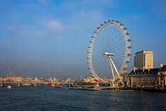 LONDRA - 20 DICEMBRE: Una vista lungo il Tamigi verso fotografie stock LONDRA - 20 DICEMBRE: Una vista lungo il Tamigi verso fotografie stock