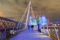 Londra, Regno Unito, il 17 febbraio 2018: esposizione lunga della gente che cammina e che prende le foto sul giubileo dorato del Fotografia Stock Londra, Regno Unito, il 17 febbraio 2018: esposizione lunga della gente che cammina e che prende le foto sul giubileo dorato del Fotografia Stock
