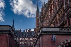 Londra, Regno Unito - 13 novembre 2018 - fine sulla vista dell'entrata alla metropolitana vicino alla ferrovia storica di St Panc immagini stock Londra, Regno Unito - 13 novembre 2018 - fine sulla vista dell'entrata alla metropolitana vicino alla ferrovia storica di St Panc immagini stock