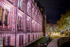 LONDRA, REGNO UNITO - 13 NOVEMBRE 2018: Tiro di notte, vista laterale del museo di storia naturale fotografie stock LONDRA, REGNO UNITO - 13 NOVEMBRE 2018: Tiro di notte, vista laterale del museo di storia naturale fotografie stock