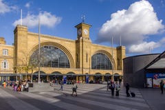 Londra, Regno Unito - 13 novembre 2018 - vista del paesaggio dell'entrata alla stazione ferroviaria di St Pancras fotografia stock libera da diritti Londra, Regno Unito - 13 novembre 2018 - vista del paesaggio dell'entrata alla stazione ferroviaria di St Pancras fotografia stock libera da diritti