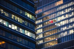 LONDRA, REGNO UNITO - 7 SETTEMBRE 2015: Edificio per uffici nella luce notturna Vita di notte di Canary Wharf immagine stock libera da diritti LONDRA, REGNO UNITO - 7 SETTEMBRE 2015: Edificio per uffici nella luce notturna Vita di notte di Canary Wharf immagine stock libera da diritti
