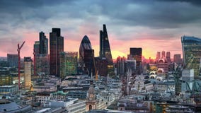 Londres, coucher du soleil Ville des affaires de vue de Londres et d'aria d'opérations bancaires Londres, coucher du soleil Ville des affaires de vue de Londres et d'aria d'opérations bancaires
