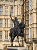 LONDRES - 3 DE FEVEREIRO: Richard a estátua de Lionheart fora do H imagens de stock LONDRES - 3 DE FEVEREIRO: Richard a estátua de Lionheart fora do H imagens de stock