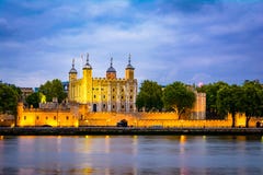 Londres, el Reino Unido de Gran Bretaña: Opinión de la noche de la torre de Londres, Reino Unido Fotos de archivo libres de regalías Londres, el Reino Unido de Gran Bretaña: Opinión de la noche de la torre de Londres, Reino Unido Fotos de archivo libres de regalías