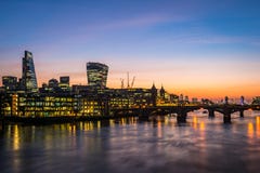 Londres moderno, foto de la mañana con las oficinas por el río Támesis Fotografía de archivo libre de regalías Londres moderno, foto de la mañana con las oficinas por el río Támesis Fotografía de archivo libre de regalías