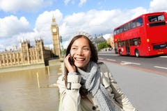 Londres - mulher de negócio profissional no smartphone foto de stock Londres - mulher de negócio profissional no smartphone foto de stock