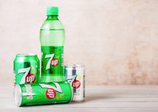 LONDRES, R-U - 3 AOÛT 2018 : La bouteille en plastique et les boîtes en aluminium de soude de l'agrume 7UP boivent sur le fond en photos libres de droits LONDRES, R-U - 3 AOÛT 2018 : La bouteille en plastique et les boîtes en aluminium de soude de l'agrume 7UP boivent sur le fond en photos libres de droits