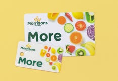 Londres/R-U - 1er juillet 2019 - Morrisons dirige davantage la carte et le gousset principal sur un fond jaune images stock Londres/R-U - 1er juillet 2019 - Morrisons dirige davantage la carte et le gousset principal sur un fond jaune images stock
