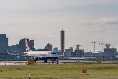 Londres, R-U - 17, f?vrier 2019 : BA CityFlyer qu'une ligne a?rienne auxiliaire compl?tement poss?d?e de British Airways a bas? ? image libre de droits Londres, R-U - 17, f?vrier 2019 : BA CityFlyer qu'une ligne a?rienne auxiliaire compl?tement poss?d?e de British Airways a bas? ? image libre de droits
