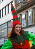 Londres, Reino Unido - 2 de dezembro de 2006: Mulher desconhecida vestida no traje do duende do Natal que levanta para turistas d fotografia de stock royalty free Londres, Reino Unido - 2 de dezembro de 2006: Mulher desconhecida vestida no traje do duende do Natal que levanta para turistas d fotografia de stock royalty free