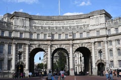 Londres, Reino Unido: 27 DE JUNIO DE 2015: El arco majestuoso del Ministerio de marina (entre la alameda y Trafalgar Square) fue imagen de archivo Londres, Reino Unido: 27 DE JUNIO DE 2015: El arco majestuoso del Ministerio de marina (entre la alameda y Trafalgar Square) fue imagen de archivo