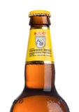 LONDRES, REINO UNIDO - 15 DE MAIO DE 2017: Garrafa da cerveja de cerveja pilsen de KEO no branco Cerveja de Chipre imagens de stock LONDRES, REINO UNIDO - 15 DE MAIO DE 2017: Garrafa da cerveja de cerveja pilsen de KEO no branco Cerveja de Chipre imagens de stock
