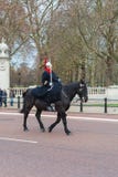 LONDRES, REINO UNIDO - 25 DE NOVIEMBRE DE 2018: Guardia del caballo de la reina famosa de Londres foto de archivo LONDRES, REINO UNIDO - 25 DE NOVIEMBRE DE 2018: Guardia del caballo de la reina famosa de Londres foto de archivo