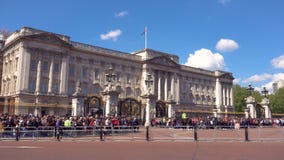 Londyn, UK - Maj 13, 2019: Ludzie czeka za buckingham palace widzieć sławnego turystycznego przyciąganie zmiana zbiory Londyn, UK - Maj 13, 2019: Ludzie czeka za buckingham palace widzieć sławnego turystycznego przyciąganie zmiana zbiory