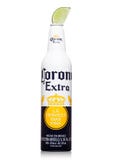 LONDYN ZJEDNOCZONE KRÓLESTWO, CZERWIEC, - 22, 2017: Aluminiowa butelka korony słonecznej Ekstra piwo z wapno plasterkiem na bielu obrazy stock LONDYN ZJEDNOCZONE KRÓLESTWO, CZERWIEC, - 22, 2017: Aluminiowa butelka korony słonecznej Ekstra piwo z wapno plasterkiem na bielu obrazy stock