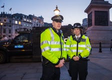 Londyńscy Wielkomiejscy funkcjonariuszi policji w Trafalgar Square obrazy royalty free Londyńscy Wielkomiejscy funkcjonariuszi policji w Trafalgar Square obrazy royalty free