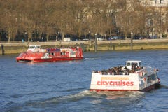 Londyńska wycieczki turysycznej łódź na Thames rzece Obrazy Stock Londyńska wycieczki turysycznej łódź na Thames rzece Obrazy Stock
