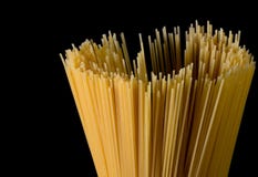 Longs spaghetti jaunes sur le fond noir Pâtes minces disposées dans les rangées jaune italien de pâtes Longs spaghetti Spaghetti images libres de droits Longs spaghetti jaunes sur le fond noir Pâtes minces disposées dans les rangées jaune italien de pâtes Longs spaghetti Spaghetti images libres de droits