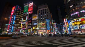 Longue photo d'exposition des personnes chez Kabukicho au Shinjuku, à un divertissement et au quartier chaud, Tokyo, Japon photographie stock libre de droits Longue photo d'exposition des personnes chez Kabukicho au Shinjuku, à un divertissement et au quartier chaud, Tokyo, Japon photographie stock libre de droits