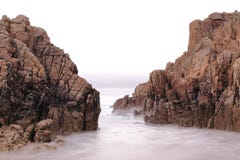 LONGUE PHOTOGRAPHIE D'EXPOSITION SUR UNE PLAGE ENTRE DEUX FALAISES images libres de droits LONGUE PHOTOGRAPHIE D'EXPOSITION SUR UNE PLAGE ENTRE DEUX FALAISES images libres de droits