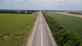 Longueur aérienne d'été de la jonction de transport, vue croisée de jour de jonction de route du trafic de ci-dessus avec la rout image stock Longueur aérienne d'été de la jonction de transport, vue croisée de jour de jonction de route du trafic de ci-dessus avec la rout image stock
