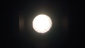 Longueur de la lumière de studio étant tournée en marche et en arrêt Flashes de projecteur banque de vidéos Longueur de la lumière de studio étant tournée en marche et en arrêt Flashes de projecteur banque de vidéos