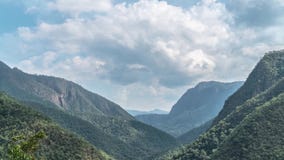 Loopable Cinemagraph Timelapse των σύννεφων που κινούνται επάνω από την κοιλάδα βουνών την ηλιόλουστη ημέρα απόθεμα βίντεο Loopable Cinemagraph Timelapse των σύννεφων που κινούνται επάνω από την κοιλάδα βουνών την ηλιόλουστη ημέρα απόθεμα βίντεο