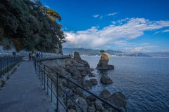 Lopend op de kust dichtbij de rotsen met een mooie panorama/een oceaan/een overzees/een mening/mensen/gang, Italië royalty-vrije stock afbeelding Lopend op de kust dichtbij de rotsen met een mooie panorama/een oceaan/een overzees/een mening/mensen/gang, Italië royalty-vrije stock afbeelding