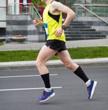 Lopende Mens Athletings jonge mens Looppassportman De agenten van de marathon stock foto Lopende Mens Athletings jonge mens Looppassportman De agenten van de marathon stock foto