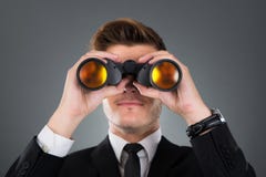 lornetka wyglądać biznesmena obrazy stock lornetka wyglądać biznesmena obrazy stock