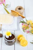 Los accesorios del aromatherapy del balneario y del cuarto de baño con el limón dan fruto el coco del café friega la toalla del j fotografía de archivo Los accesorios del aromatherapy del balneario y del cuarto de baño con el limón dan fruto el coco del café friega la toalla del j fotografía de archivo
