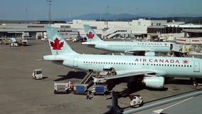 Los aeroplanos de Air Canada se preparan al vuelo metrajes Los aeroplanos de Air Canada se preparan al vuelo metrajes
