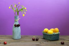 Los albaricoques están en una cesta de mimbre Las cerezas están en una tabla de madera Florero con los wildflowers en un fondo pú fotos de archivo Los albaricoques están en una cesta de mimbre Las cerezas están en una tabla de madera Florero con los wildflowers en un fondo pú fotos de archivo
