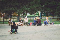 Los alumnos de la escuela de arte dibujan en el parque de la ciudad en un aire abierto en honor del día del ` s de la ciudad fotografía de archivo Los alumnos de la escuela de arte dibujan en el parque de la ciudad en un aire abierto en honor del día del ` s de la ciudad fotografía de archivo