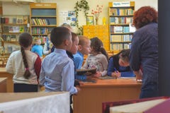 Los alumnos se est?n colocando al lado del escritorio del profesor imagen de archivo Los alumnos se est?n colocando al lado del escritorio del profesor imagen de archivo