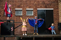 Los amigos de los niños de los super héroes hacen frente a concepto adorable imagenes de archivo Los amigos de los niños de los super héroes hacen frente a concepto adorable imagenes de archivo