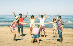 Los amigos felices multirraciales agrupan divertirse así como el limbo g imagen de archivo libre de regalías Los amigos felices multirraciales agrupan divertirse así como el limbo g imagen de archivo libre de regalías