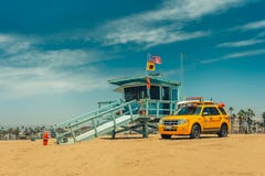 Los Angeles/California/USA - 07 22 2013: Torre da salva-vidas na praia com o carro amarelo ao lado dele imagens de stock Los Angeles/California/USA - 07 22 2013: Torre da salva-vidas na praia com o carro amarelo ao lado dele imagens de stock